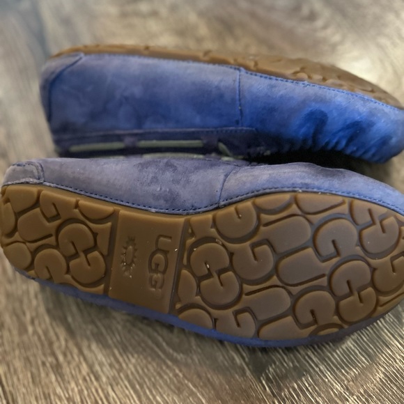 UGG Australia Dakota Moccasins - Picture 6 of 9